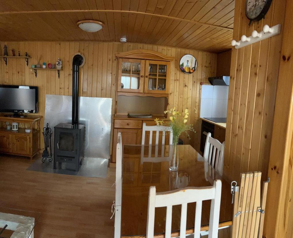 Cabana De Madera Especial Y Acogedora Cardenete Exterior foto